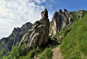 22 Alta guglia di roccia con vista sui torrioni d'Alben
